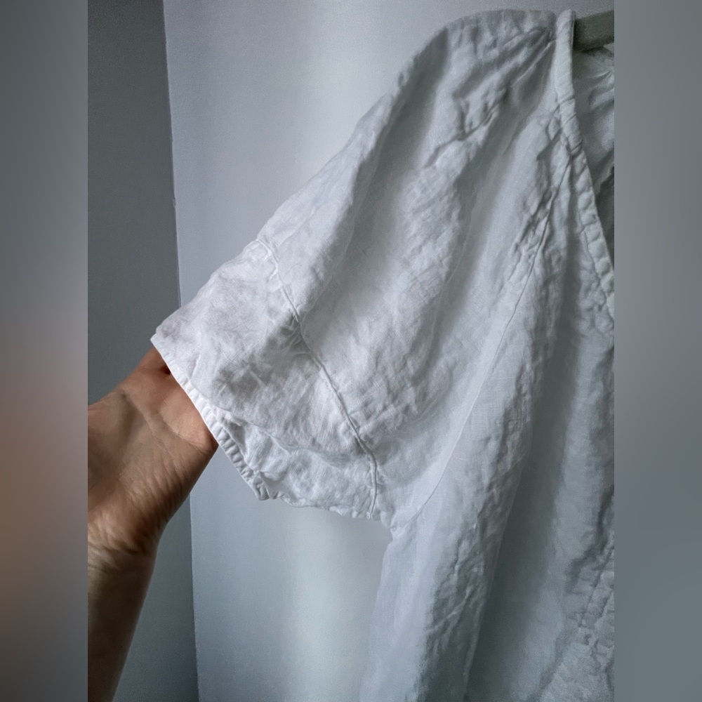 Linen V Neck Tee by VELVET by Graham and Spencer size Large - Picture 2 of 3